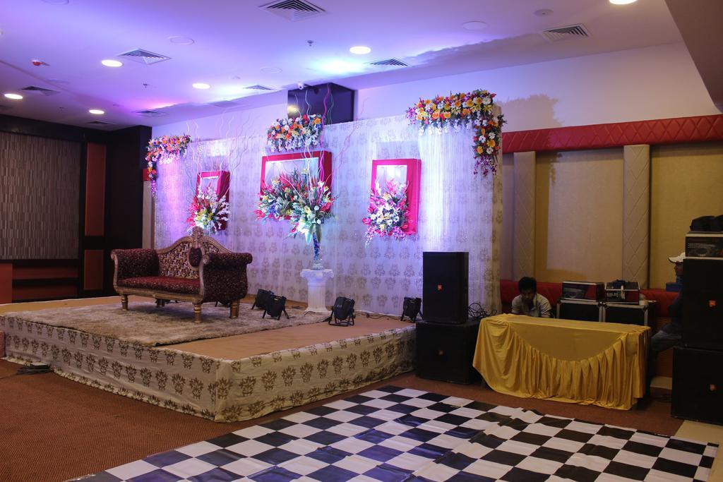 Xenious World Square Hotel Ghaziabad Exterior photo