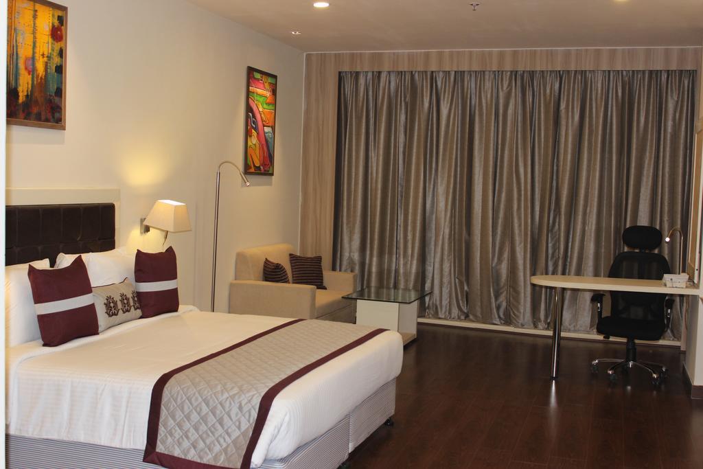 Xenious World Square Hotel Ghaziabad Exterior photo