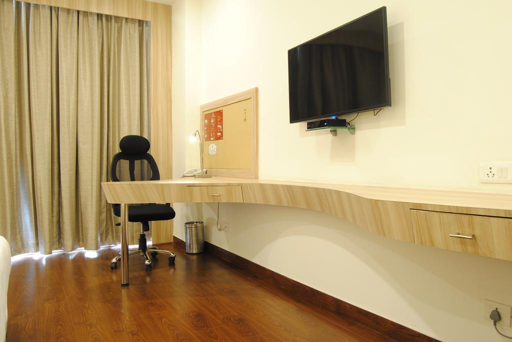 Xenious World Square Hotel Ghaziabad Exterior photo