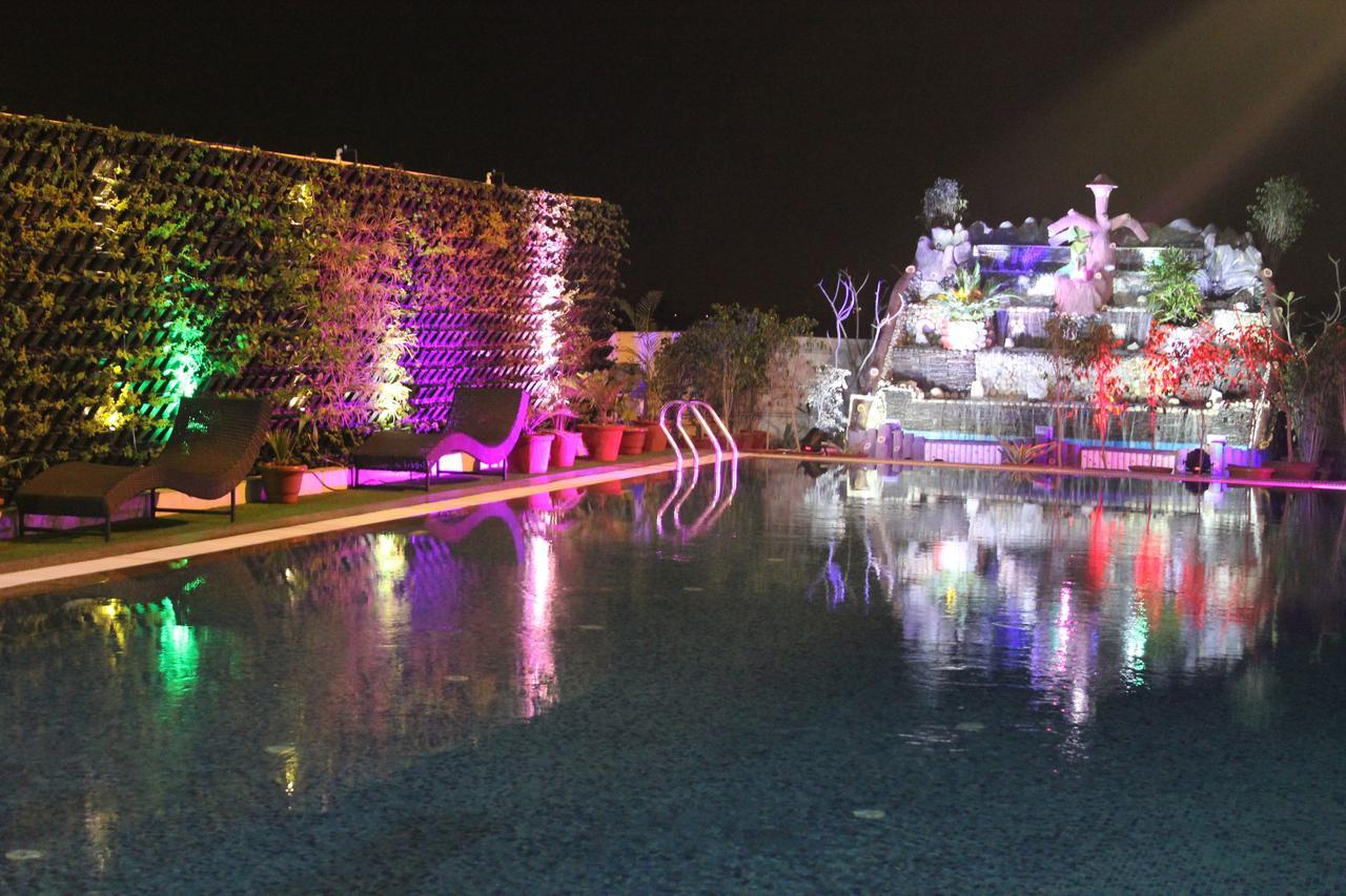 Xenious World Square Hotel Ghaziabad Exterior photo